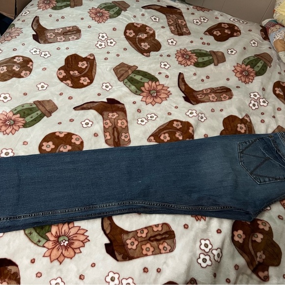 Men’s Wrangler Slim Straight Jeans - Picture 2 of 9